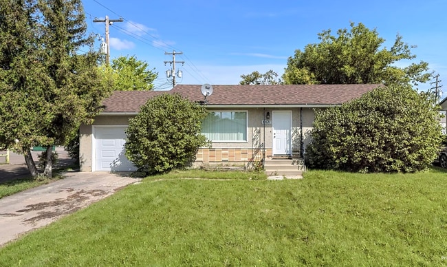 Building Photo - 4421-4449 49 Ave