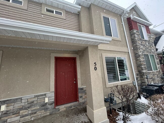 Building Photo - 3 Bedroom 2.5 Bathroom Townhome in Santaquin!