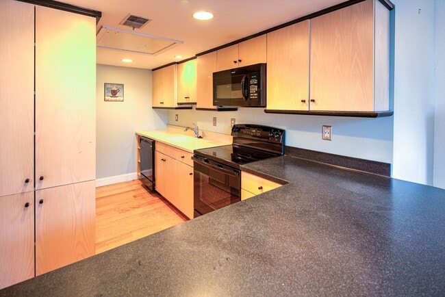Photo - Welcome to the Baynard House; Elegant, Spacious & Bright Showing- Coming Soon Unidad 3