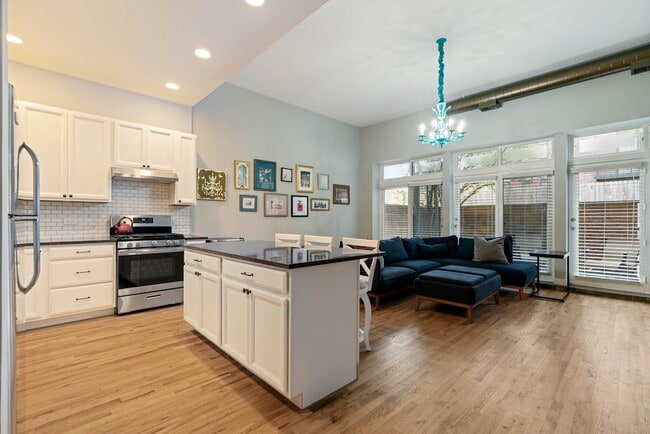Building Photo - 1650 W Wrightwood Ave Unit J05P
