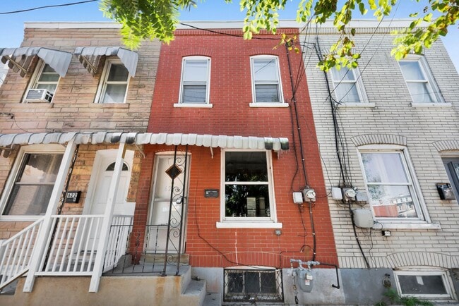 Building Photo - 622.5 N Silk St