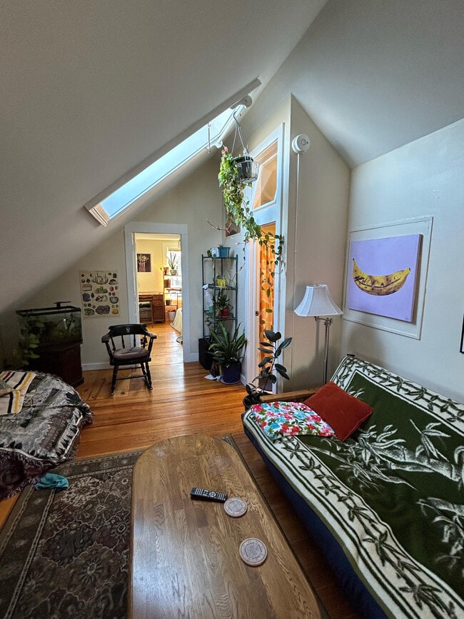 Building Photo - 9 Summer St Unit 3