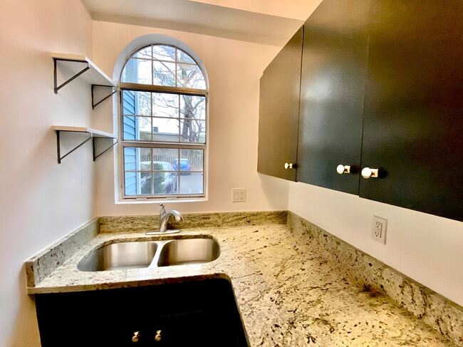 Área de cocina mejorada. - 4240 Wilshire Blvd Unidad 102