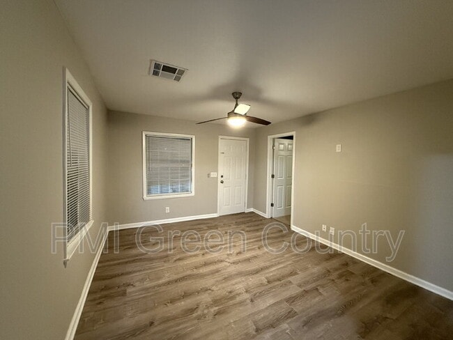 Photo - 203 W Knoxville St