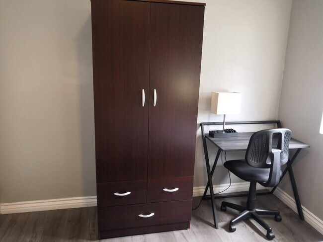 Photo - 1530 W 28th St