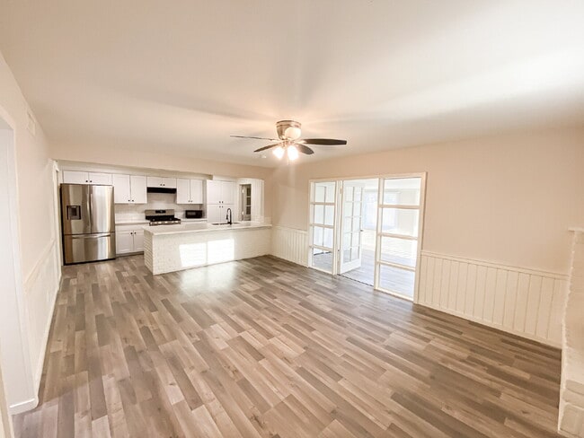 21 E Alameda Dr