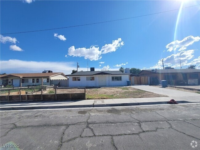 Building Photo - 3749 Ponderosa St Rental
