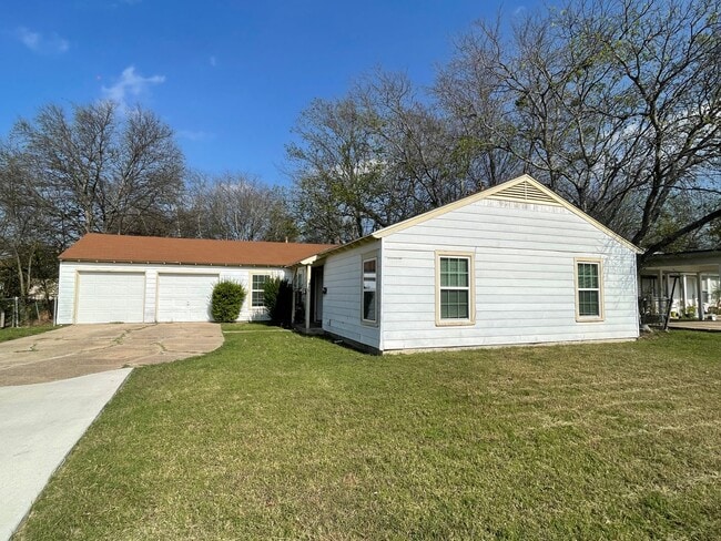 1611 Alamo Ave