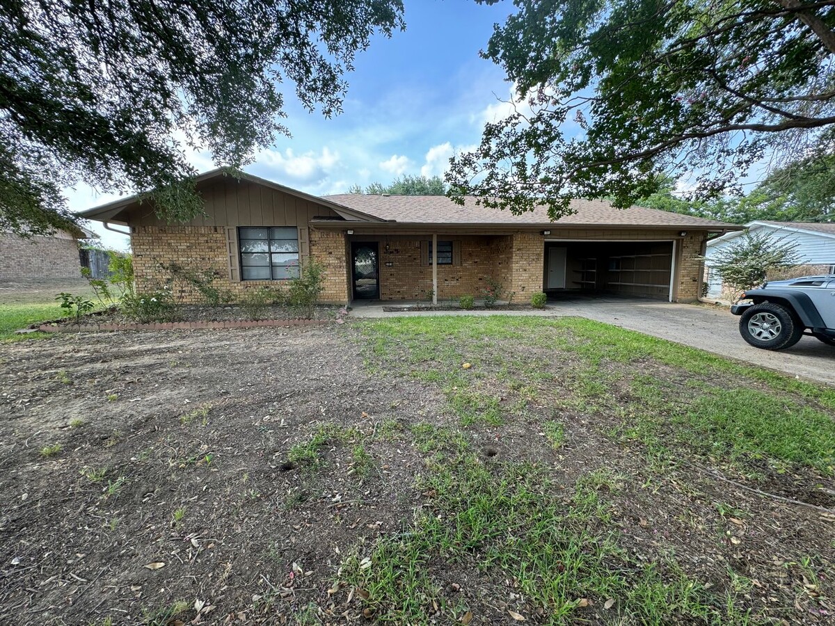 3/2 Brick home next to Walmart - 3/2 Brick home next to Walmart