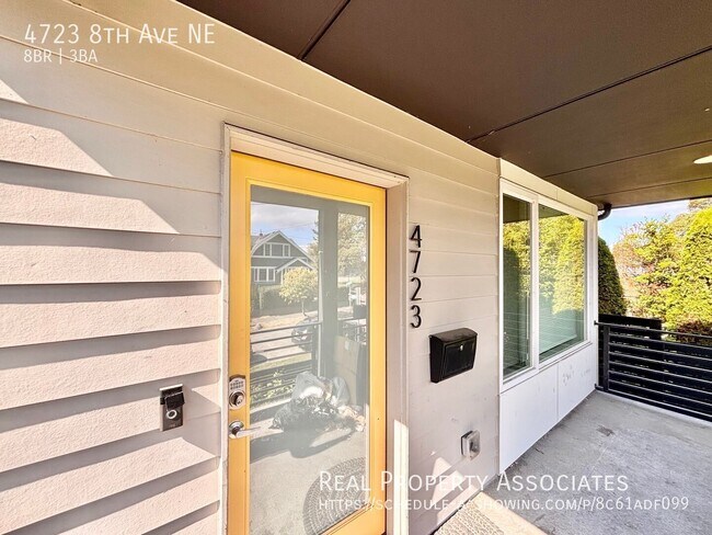 4723 8th Ave NE