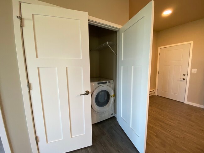 400 Court Street - 2 BR - In-Unit Washer & Dryer - Great River Residences