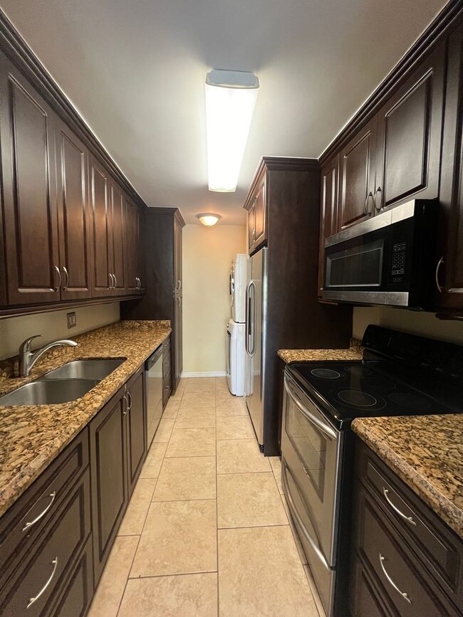 Building Photo - Updated 2 Bed/2 Bath Condo with Screened P...