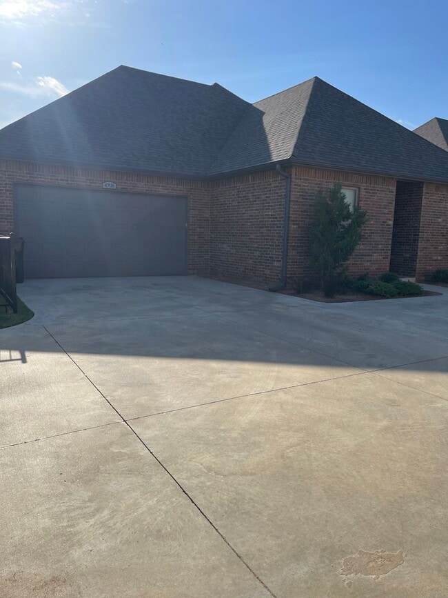 Two bedroom two bath home with a study. - Two bedroom two bath home with a study.