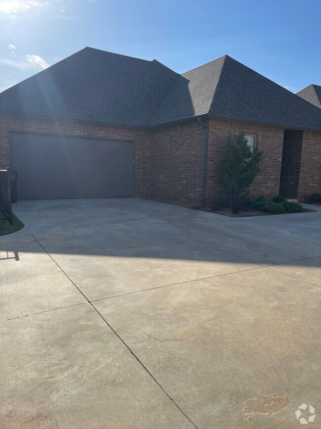 Building Photo - Two bedroom two bath home with a study.