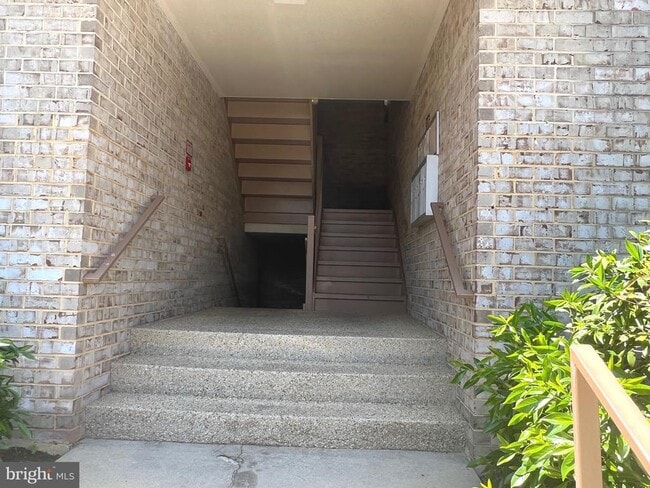 Building Photo - 3360 Huntley Sq Dr Unit B1