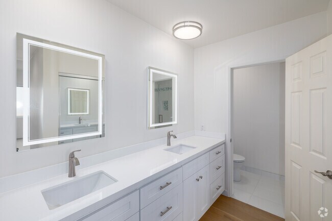 2BR, 2BA - 1,250SF - Primary Bathroom