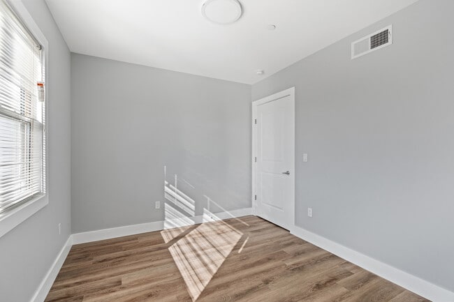 Photo - 250 Captain Thomas Blvd