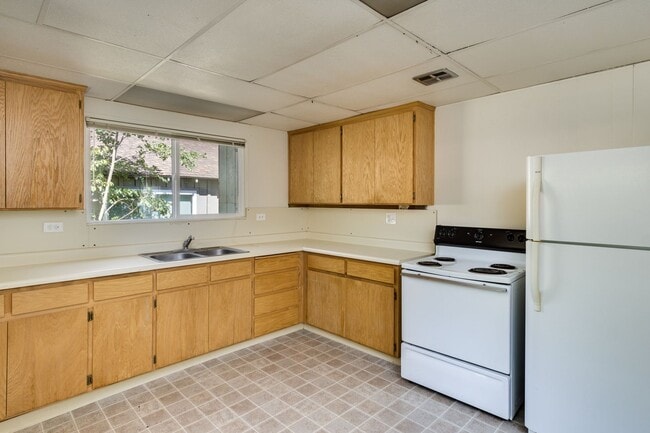 Photo - Chico Charmer! Close to CSUC and downtown Chico! Available August 1!