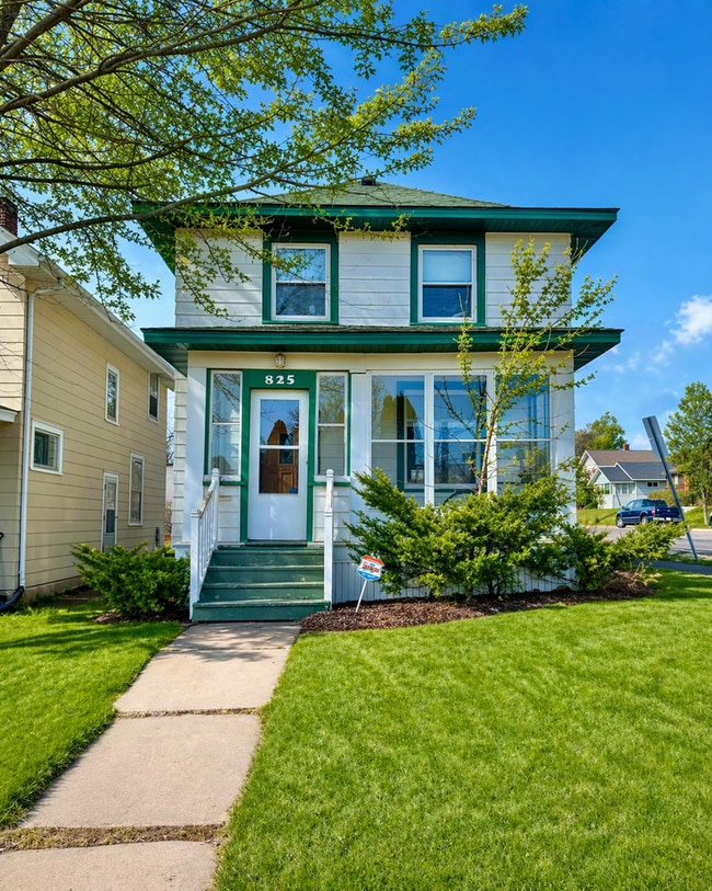 Building Photo - AVAILABLE Immediately! - Gorgeous 3 Bedroom 1 Bath Single Family Home!