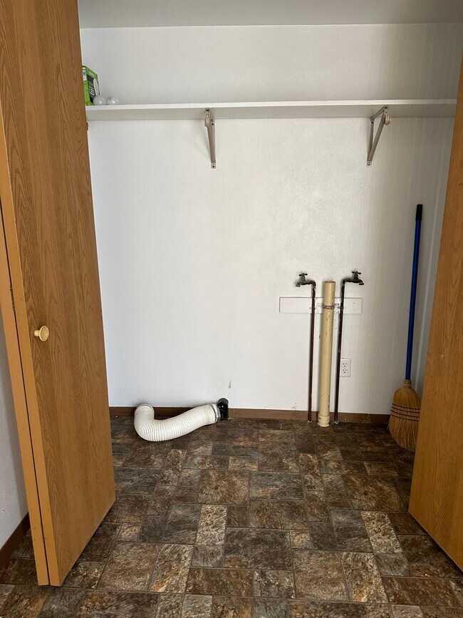 WD hookup electric - 220 N Monroe St