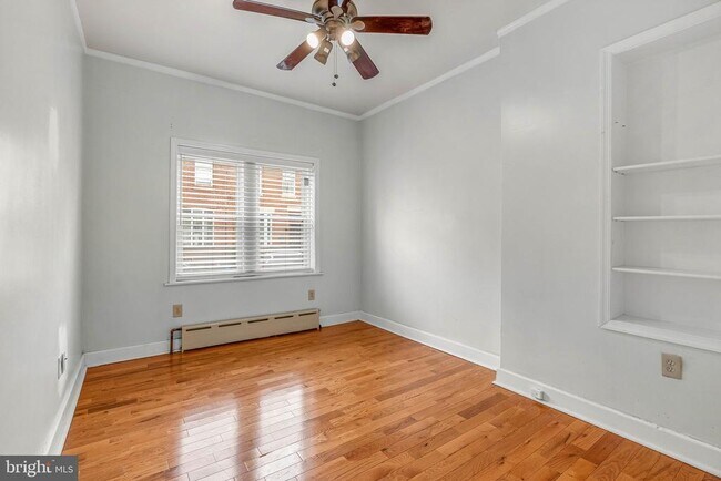 Photo - 2440 Carpenter St