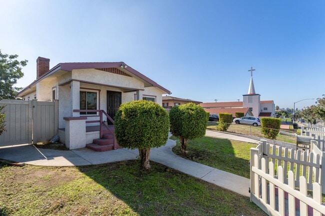 Building Photo - Freshly Remodeled 3 Bed / 2 Bath Home with Large Private Yard