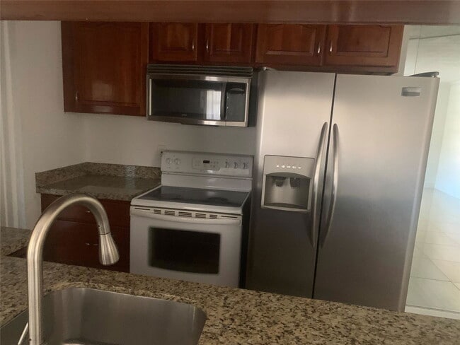 Building Photo - 8704 NW 35th St Unit 108