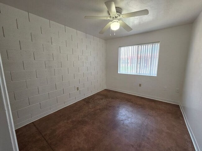 102 E Mohave Rd