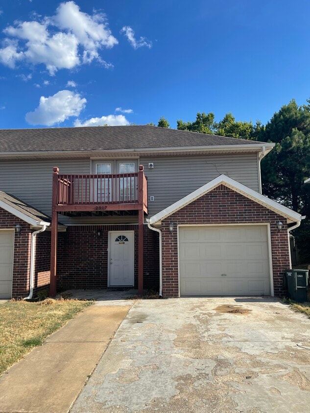 End condo with fenced in back yard - 2317 W Skyler Dr (Fayetteville, AR)