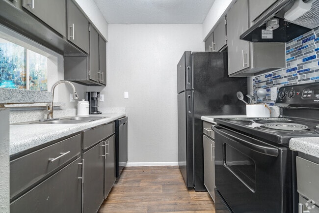 2BR, 1BA - 893SF - Kitchen - Cabrillo