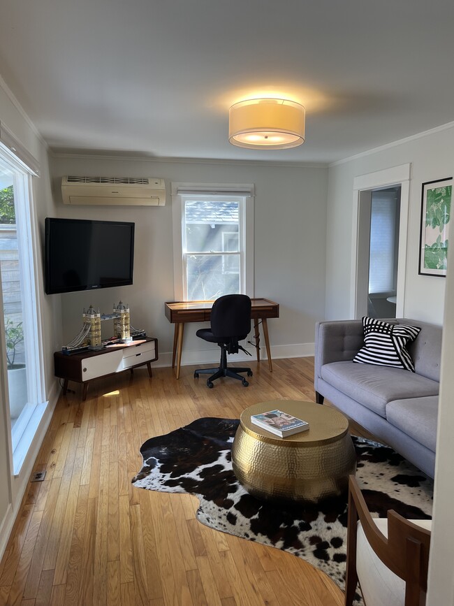 Photo - 7022 De Longpre Ave