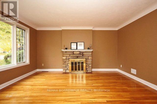 Photo - 209 Knox Crescent