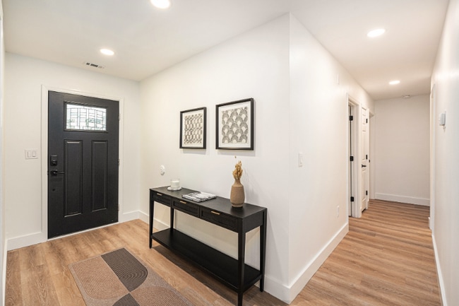 Photo - 625 Semaht St