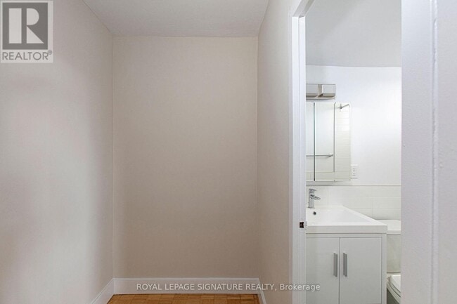 Photo - 525 Eglinton Ave E Unit 900