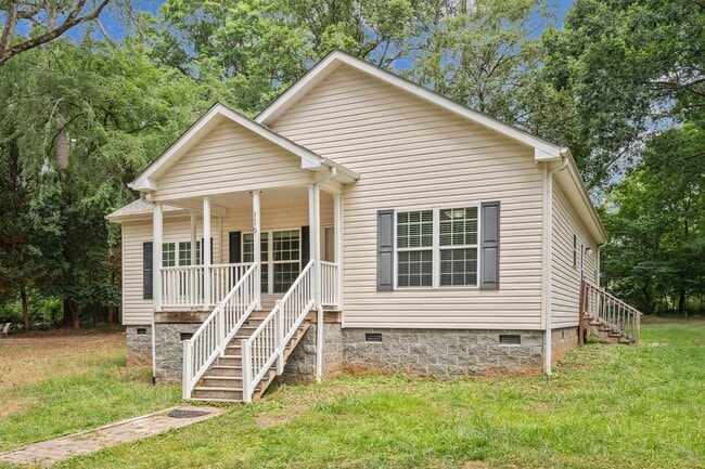 Building Photo - Modern Chapel Hill Retreat with Designer Finishes & Spacious Outdoor Living