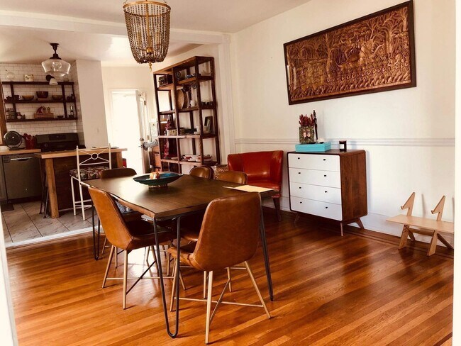 Comedor, Cocina - 701 W 37th St Unidad Furnish Rm in shared home