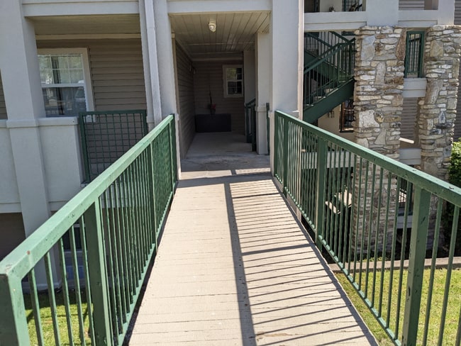 Front entrance with no stairs - 180 W Rockford Dr Unit H6