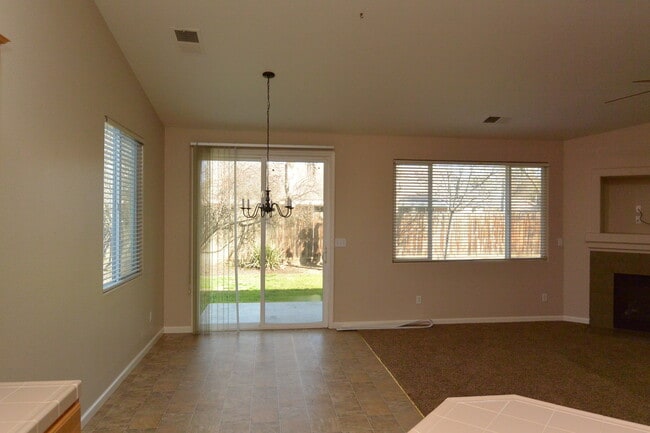 Photo - 4 Bedroom 2.5 Bathroom in SW Visalia!!