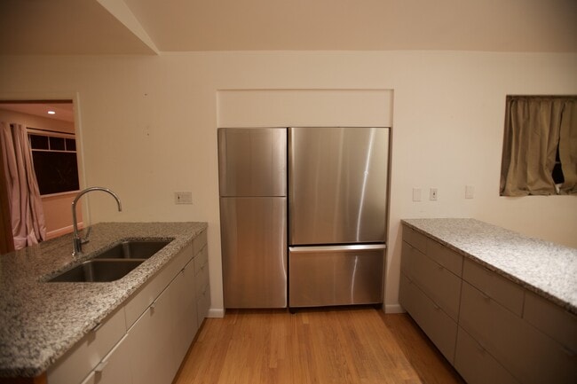 Photo - 145 Ivanhoe St