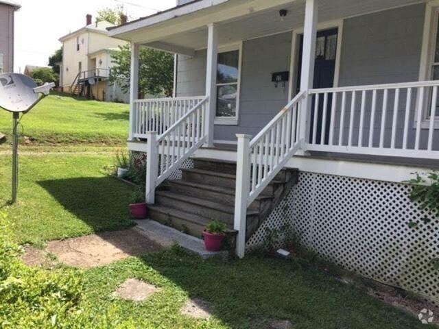 Building Photo - 3 BR 2 Bath House