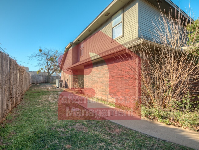 Photo - 2704 Silvertree Dr