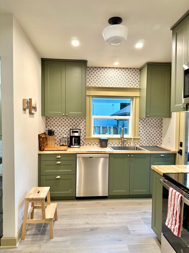 Photo - 729 NE Shaver St Unit Main