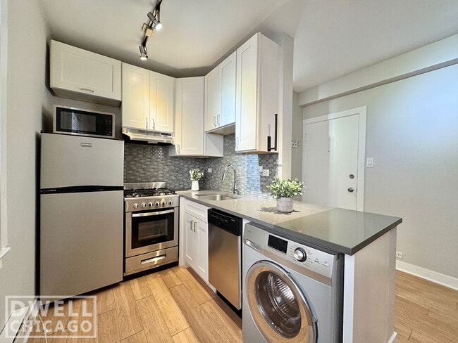 Building Photo - 541 W Belmont Ave Unit 1 Rental