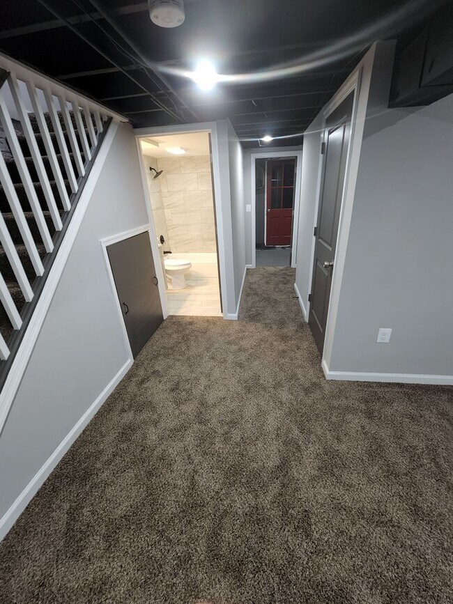 Building Photo - Beatuiful Two Bedroom Town Home