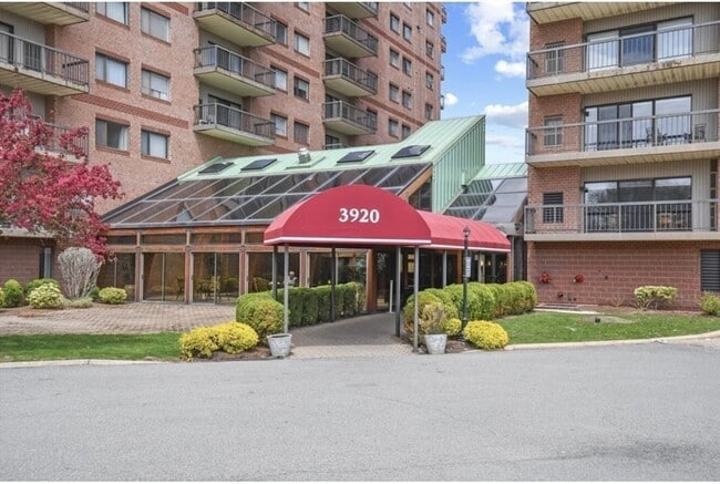 Building Photo - 3920 Mystic Valley Pkwy Unit 505