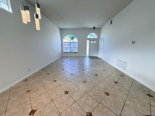 133 Woodlake Cir