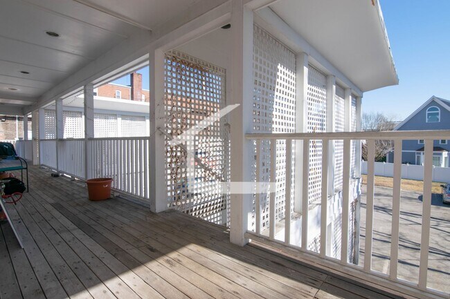 Photo - 1800 Sq Ft. Pet Friendly Duplex w 2 Parking Spots perfect location!  Secured Basement w Laundry &...