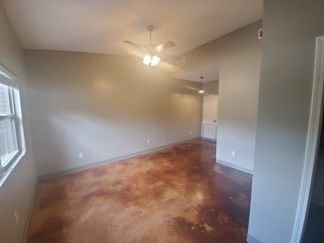 Building Photo - 1615 Aldersgate Rd Unit C