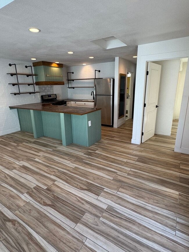 Photo - Cozy Carson Back House with Skylights & Washer/Dryer Unidad 2674