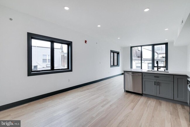 Photo - 555 N Lawrence St